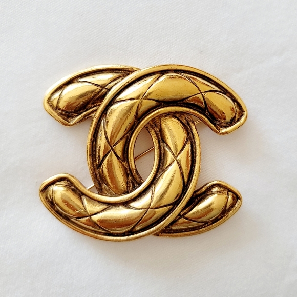 Authentic CHANEL brooch - Picture 3 of 3